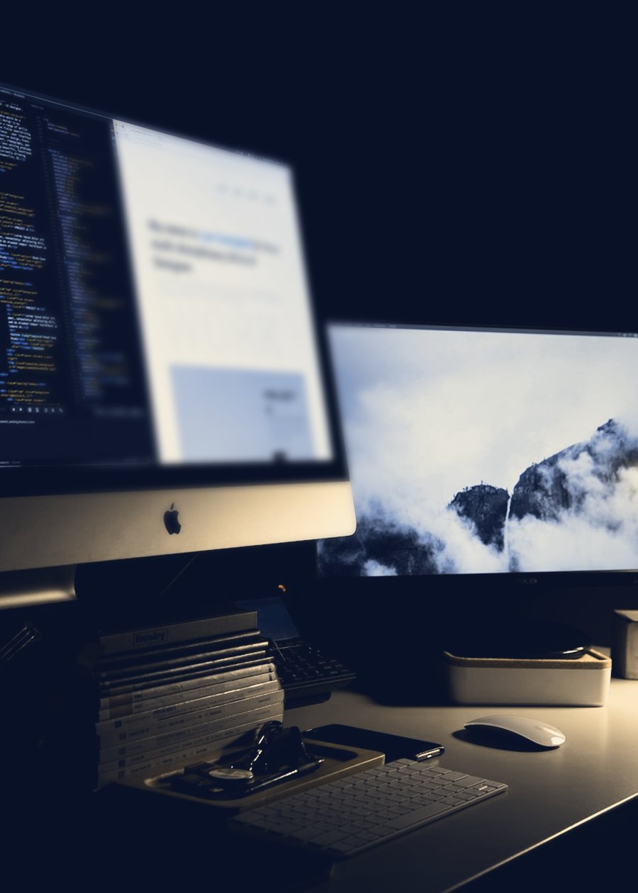 Écrans affichant des sites dans la pénombre